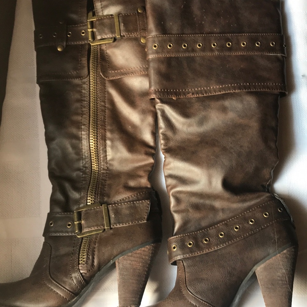✅ These boots have just the right touch, cuffs,